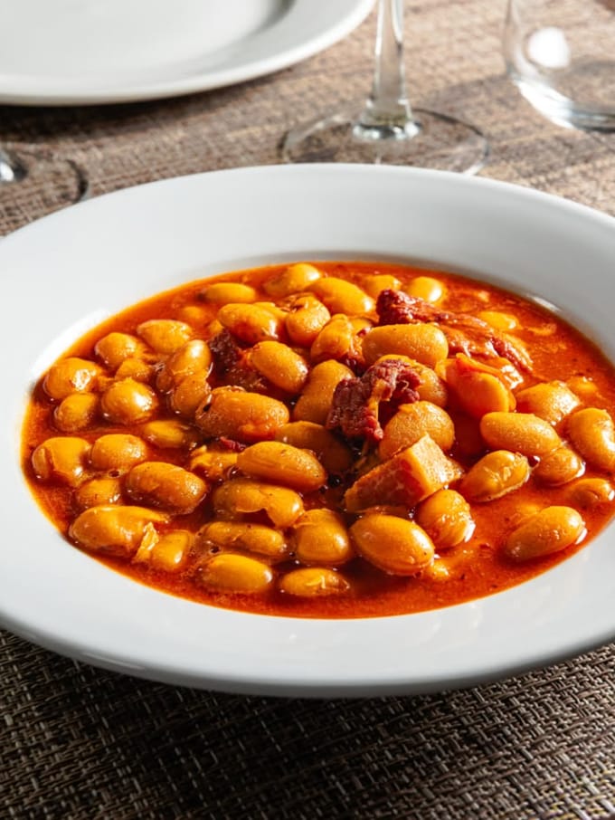Plato hondo de legumbres guisadas con carne