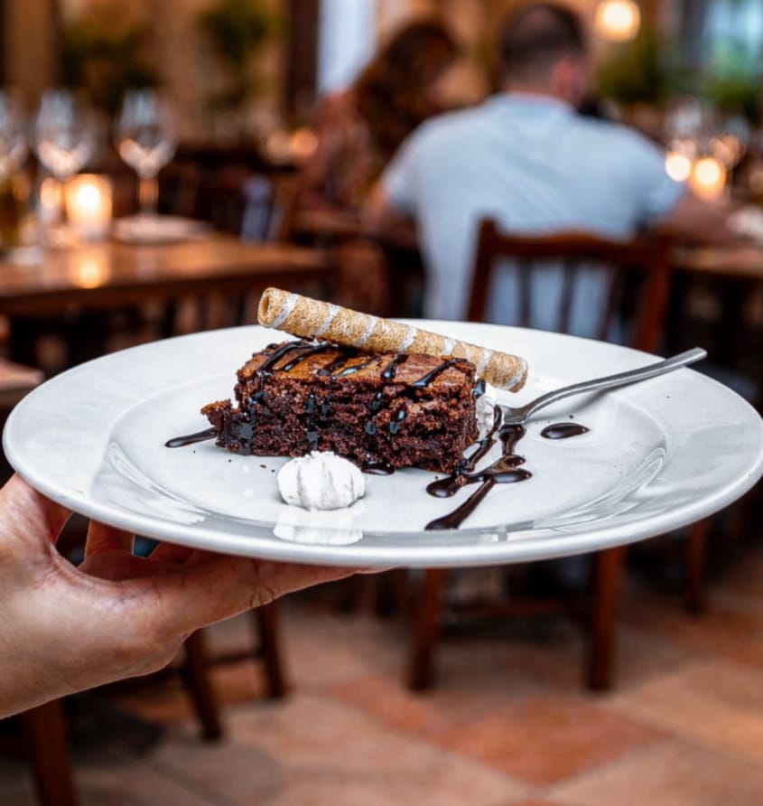 Brownie con chocolate y barquillo servido en la sala